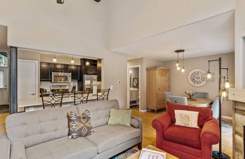Edwards House | Beautiful downtown townhouse with patio, grill, firepit, fireplace, washer/dryer