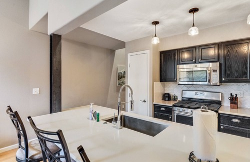 Edwards House | Beautiful downtown townhouse with patio, grill, firepit, fireplace, washer/dryer