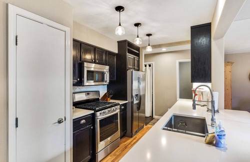 Edwards House | Beautiful downtown townhouse with patio, grill, firepit, fireplace, washer/dryer