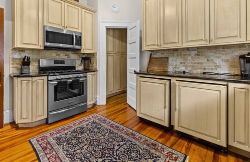 Duckpond House | Beautiful Downtown 2 BR Home w/Yard