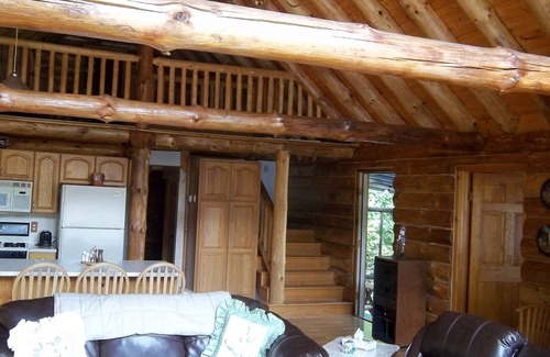 Kimbolton Cabin | Beautiful Eagle Rock Lodge!