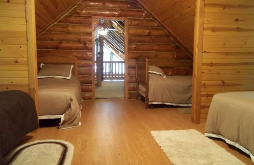 Kimbolton Cabin | Beautiful Eagle Rock Lodge!
