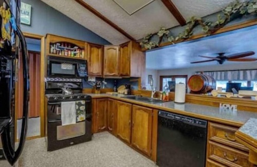 Dundee Cottage | Beautiful East Waneta Lake Cottage!