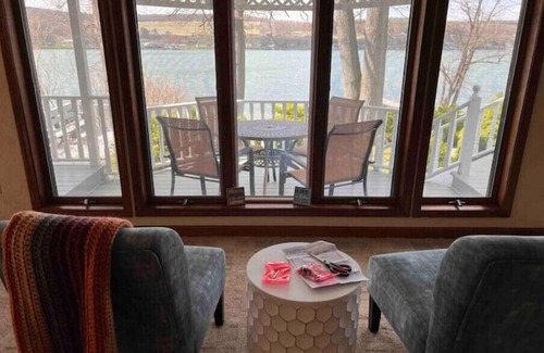 Dundee Cottage | Beautiful East Waneta Lake Cottage!
