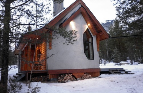 Golden Ski Chalet | Beautiful eco-building in the heart of the Rocky mountains. All modern amenities