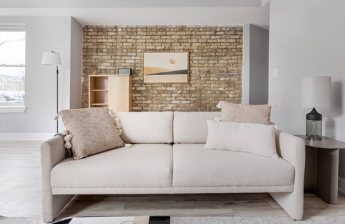 Edgewater Apartment | Beautiful Edgewater 2BR nr Loyola & Red Line, by Blueground