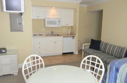 North End Condo | Beautiful efficiency located in the heart of Ocean City a block and a half away from the beach, boardwalk, and downtown shopping. Heated pool!