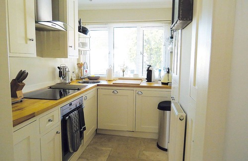 New Forest District Condo | Beautiful Elegant New Forest Town Getaway: Wifi, Terrace, Netflix, Parking