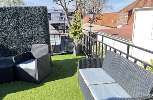 New Forest District Condo | Beautiful Elegant New Forest Town Getaway: Wifi, Terrace, Netflix, Parking