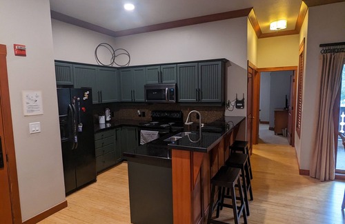 Salt Lake Mountain Resorts Condo | Beautiful End-Unit with Private Balcony and hot tub + pool.