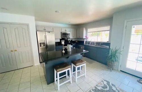 Las Vegas House | Beautiful Energetic 3 King Bedroom Home w Pool