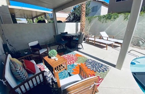Las Vegas House | Beautiful Energetic 3 King Bedroom Home w Pool