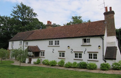 Walton-on-Thames House | Beautiful English Cottage beside the wonderful Burhill Golf Course in Surrey