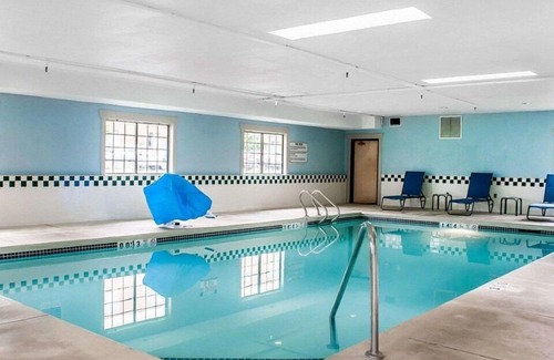 Hamburg Hotel | Beautiful Escape! 2 Gorgeous Units, Free Breakfast, Visit to Niagara Falls!