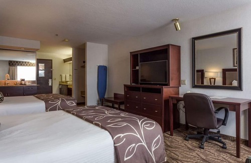 Idaho Falls Hotel | BEAUTIFUL ESCAPE! ONE PERFECT UNIT! COMPLETE WITH SPA, POOL, HOT-TUB