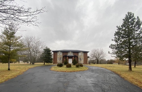 Brampton House | Beautiful Estate Home Getaway