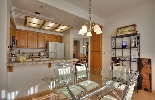River Oaks House | Beautiful Executive Office Townhouse Next to a Quiet Walking Trail