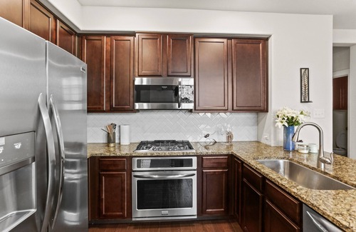 The Colony House | Beautiful Executive Townhome superb location 3br 3.5bth in peaceful Lewisville