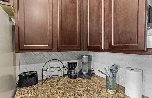 The Colony House | Beautiful Executive Townhome superb location 3br 3.5bth in peaceful Lewisville