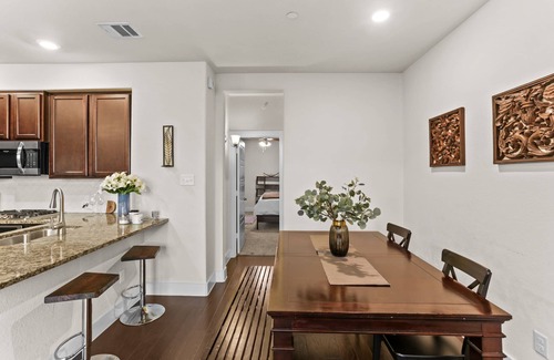 The Colony House | Beautiful Executive Townhome superb location 3br 3.5bth in peaceful Lewisville