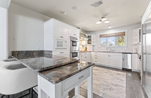 New Roads House | Beautiful False River Home on water w/Dock