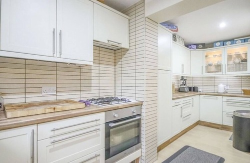 Bracknell House | Beautiful family and pet friendly home