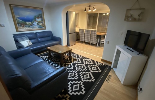 Bracknell House | Beautiful family and pet friendly home