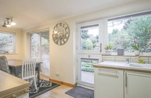 Bracknell House | Beautiful family and pet friendly home