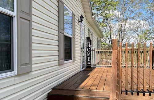 MacArthur House | Beautiful family and pet friendly home right off the I77/64 spilt!