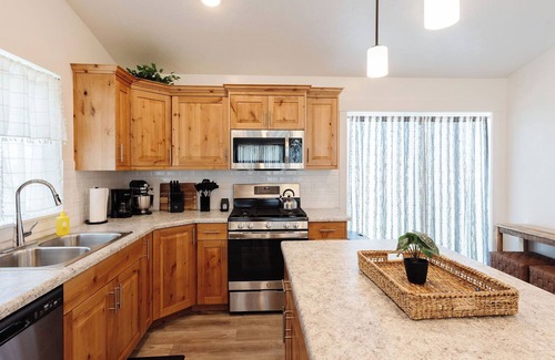 Smithfield House | Beautiful family-friendly home with theater & games, 18 minutes to USU