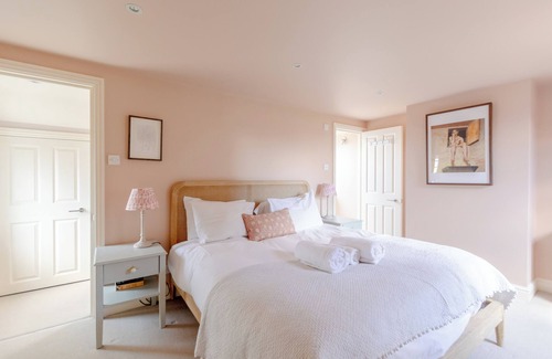 Mortlake Apartment | Beautiful Family-Friendly 3BD House - North Sheen!