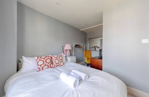 Mortlake Apartment | Beautiful Family-Friendly 3BD House - North Sheen!