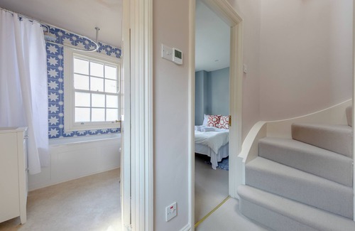 Mortlake Apartment | Beautiful Family-Friendly 3BD House - North Sheen!