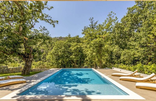 Hillingdon Villa | Beautiful Family Holiday Home-bond