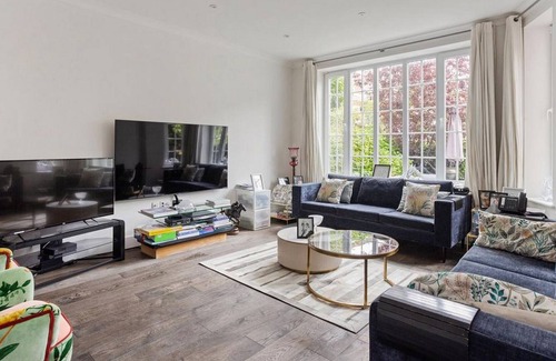 Hillingdon Villa | Beautiful Family Holiday Home-bond