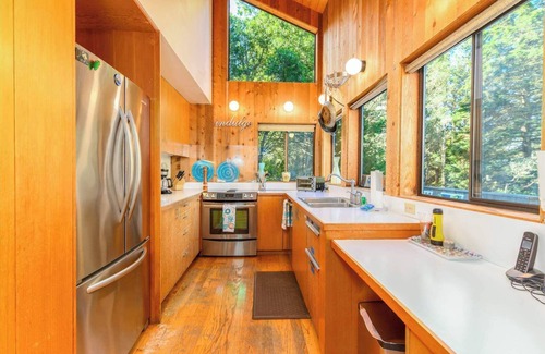 Stewarts Point House | Beautiful Family Home for 6 with Hot Tub in Redwoods!