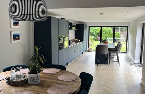 Wivenhoe House | Beautiful family house near river with hot tub