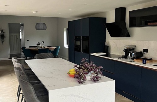 Wivenhoe House | Beautiful family house near river with hot tub