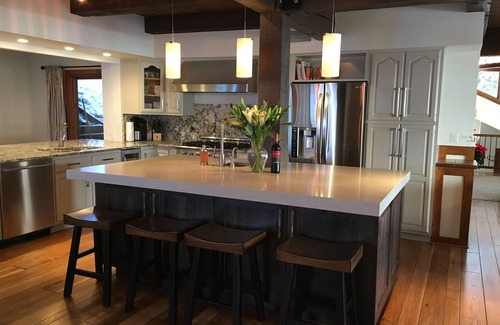 Vail House | Beautiful Family Retreat - Sleeps 10 - RENOVATED - HOT TUB, FIREPIT, ON BUS