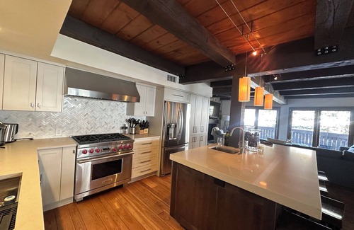 Vail House | Beautiful Family Retreat - Sleeps 10 - RENOVATED - HOT TUB, FIREPIT, ON BUS