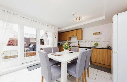 Canterbury House | Beautiful Family Town Home With Private Parking