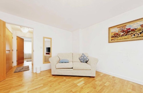 Canterbury House | Beautiful Family Town Home With Private Parking