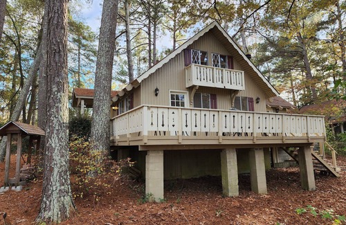Pine Mountain Ski Chalet | Beautiful family friendly 4 bedroom Resort Chalet with Fireplace
