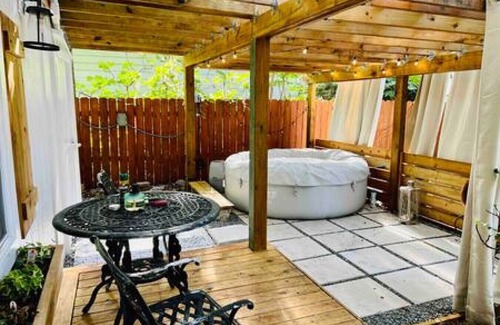 Fernandina Beach Condo | Beautiful farmhouse in Fernandina Beach