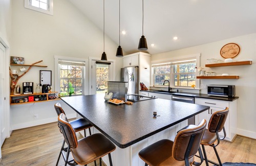 Pilot Mountain House | Beautiful Farmhouse w/Pilot Mtn State Park Views!