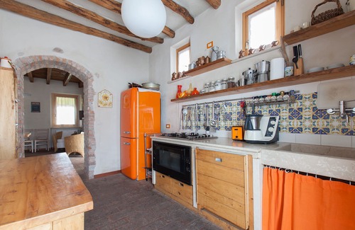 Calcinato House | Beautiful farmhouse convenient to Lake Garda, and surrounded by greenery