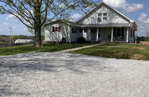 Monticello House | Beautiful Farmhouse near Lake Cumberland