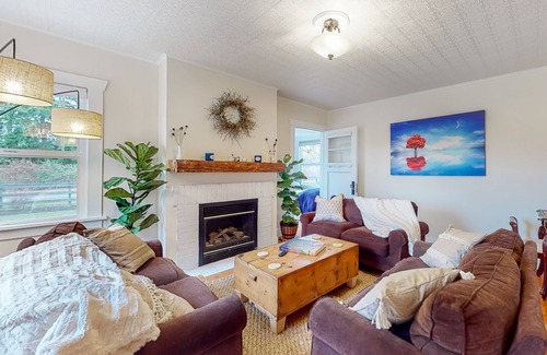 Clinton House | Beautiful farmhouse with private hot tub, pastoral views, gas fireplace, & porch