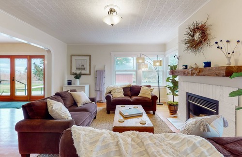 Clinton House | Beautiful farmhouse with private hot tub, pastoral views, gas fireplace, & porch