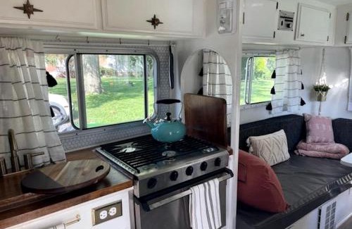 Darnestown House | Beautiful Farmstay Hill Cottage and Tiny Equipped Camper in Maryland